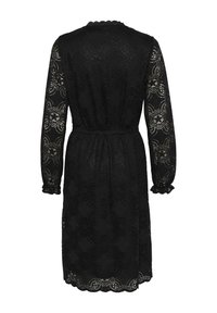 Svart spetsklänning med långa ärmar, en figurnära midja med knyt, och vågig nederkant. Blommönster över hela klänningen med detaljerad textur.