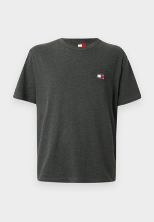 Dunkelgraues Baumwoll-T-Shirt mit Rundhalsausschnitt und kurzen Ärmeln. Auf der Brust befindet sich ein kleines Logo in Rot, Weiß und Blau.