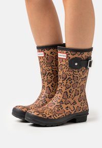 Hunter ORIGINAL WOMENS SHORT LEOPARD VEGAN - Regenlaarzen - rich tan/saddle/black