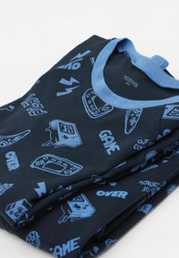 Černé bavlněné tričko s modrou grafikou na herní téma, včetně ovladačů a textu, s kontrastním modrým kulatým výstřihem.