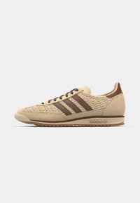 Izbrano, sand strata/preloved brown/cream white