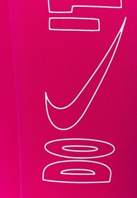 Fuchsiové sportovní legíny s bílým potiskem nápisu "NIKE" a logem. Vyrobené z hladkého, pružného materiálu, vhodného pro aktivní nošení.