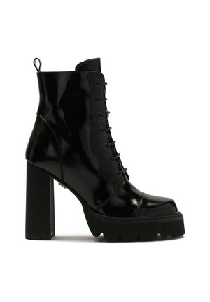 Bottines en cuir verni noir avec un talon épais, à lacets à l'avant et à semelle texturée. Comprend une plateforme noire unie et un bout arrondi.