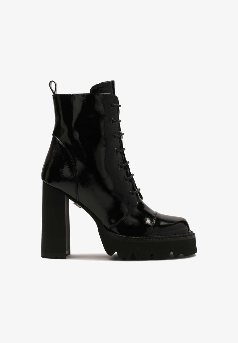 Bottines en cuir verni noir avec un talon épais, à lacets à l'avant et à semelle texturée. Comprend une plateforme noire unie et un bout arrondi.