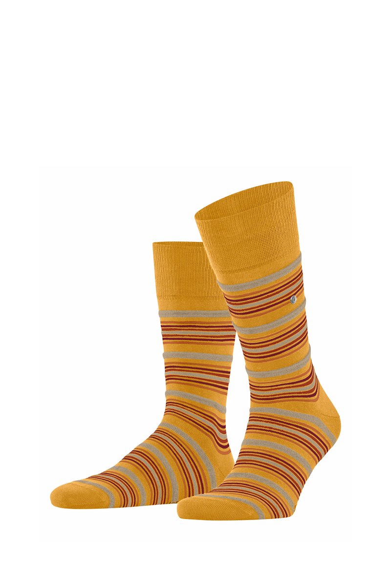 Gelbe Socken mit bunten Streifen in Rot und Grau. Stricktextur, Knöchellänge, mit geripptem Bündchen und einem kleinen Logodetail.