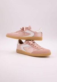 Rosa sneakers med övre i mocka och textil, vita accenter, rund tå, snörning och sula i gummigummi. Två skor staplade.