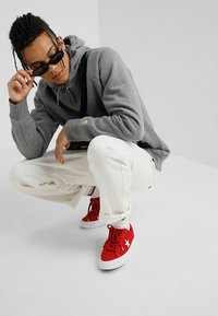 Carhartt WIP HOODED CHASE - Jersey con capucha - grey