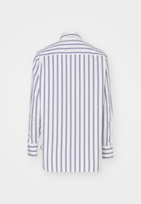 Camicia a maniche lunghe a righe in bianco e blu navy. Presenta un colletto classico, polsini con bottone e orlo dritto. Il materiale appare liscio e leggero.