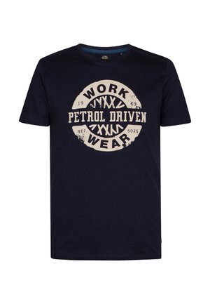 Tricou din bumbac bleu marin, cu un grafic circular crem cu textul "WORK PETROL DRIVEN WEAR"; guler rotund și mâneci scurte.
