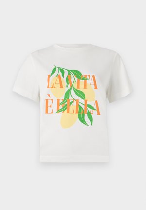 Fehér pamut póló, zöld és sárga citrom grafikával, narancssárga felirattal: "LA VITA È BELLA." Rövid ujjú és kerek nyakú dizájn.