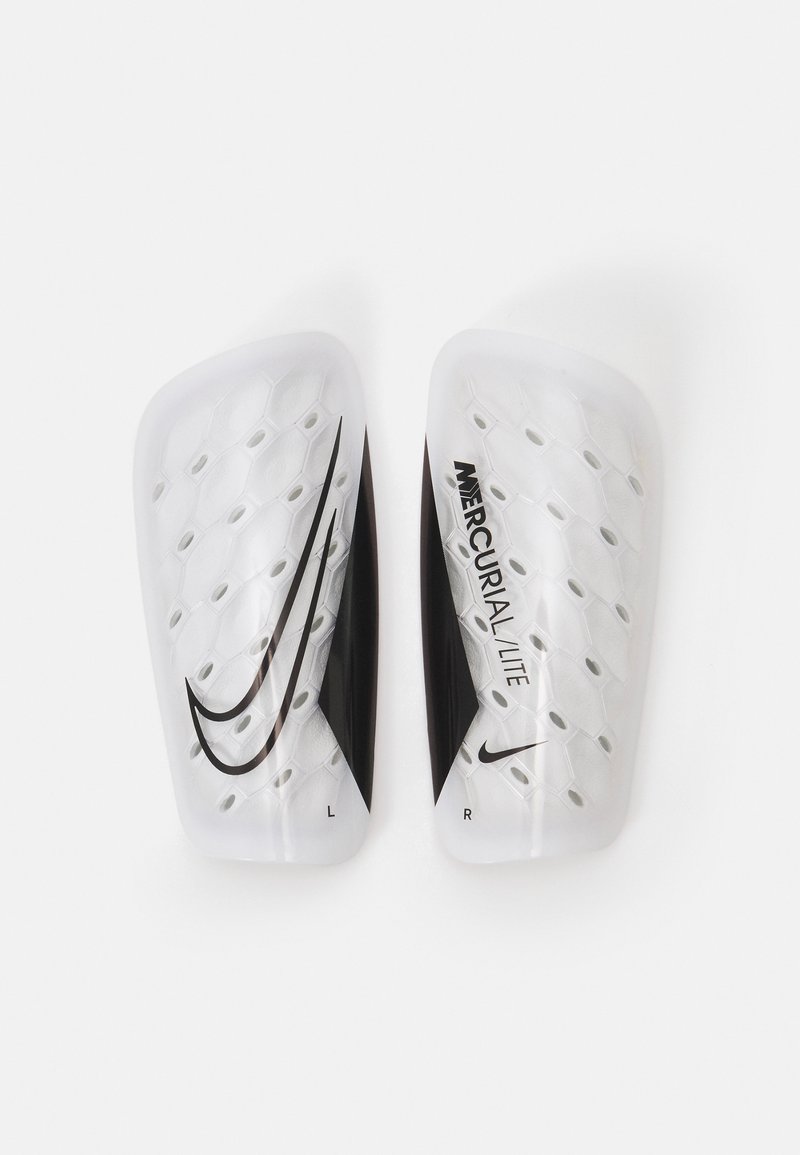 Selged plastist jalgpalli säärepadjad kuuekandilise tekstuuriga, mustade detailidega ja "Nike Mercurial Lite" logoga. Märgistatud "L" ja "R" külgede jaoks.