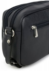Borsa in pelle blu navy con finitura testurizzata, caratterizzata da due scomparti con zip, componenti in metallo argentato e una tracolla removibile.
