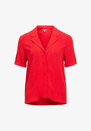 Rød kortærmet skjortebluse med knapper, noteret krave og opkruede ærmekanter, lidt længere bagpå.