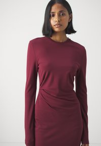 DKNY DRESS - Trikoomekko - burgundy