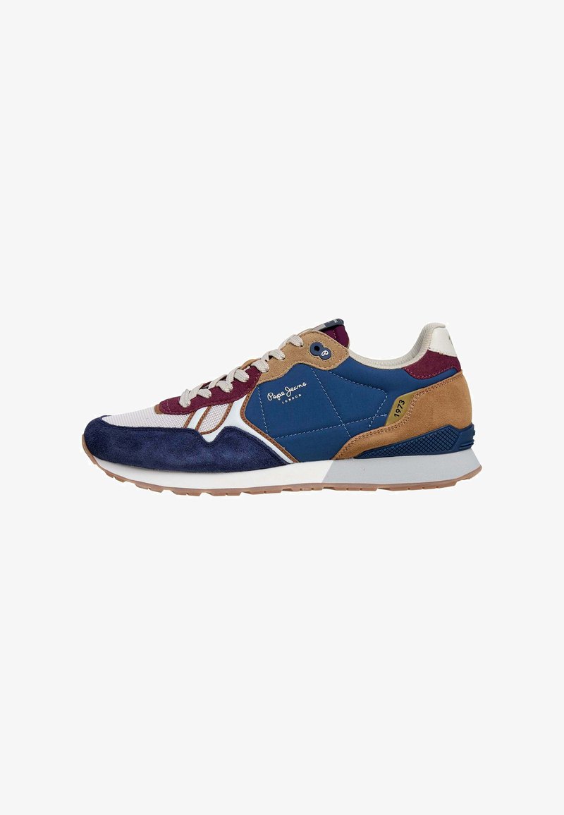 Baskets pour hommes multicolores avec des panneaux bleu marine, marron, bordeaux et blanc, des lacets beige, et le logo "Pepe Jeans London" sur le côté.