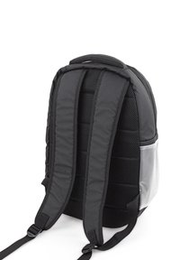 Mochila negra hecha de un tejido duradero con respaldo de malla acolchada y correas ajustables. Cuenta con un bolsillo lateral con material reflectante.