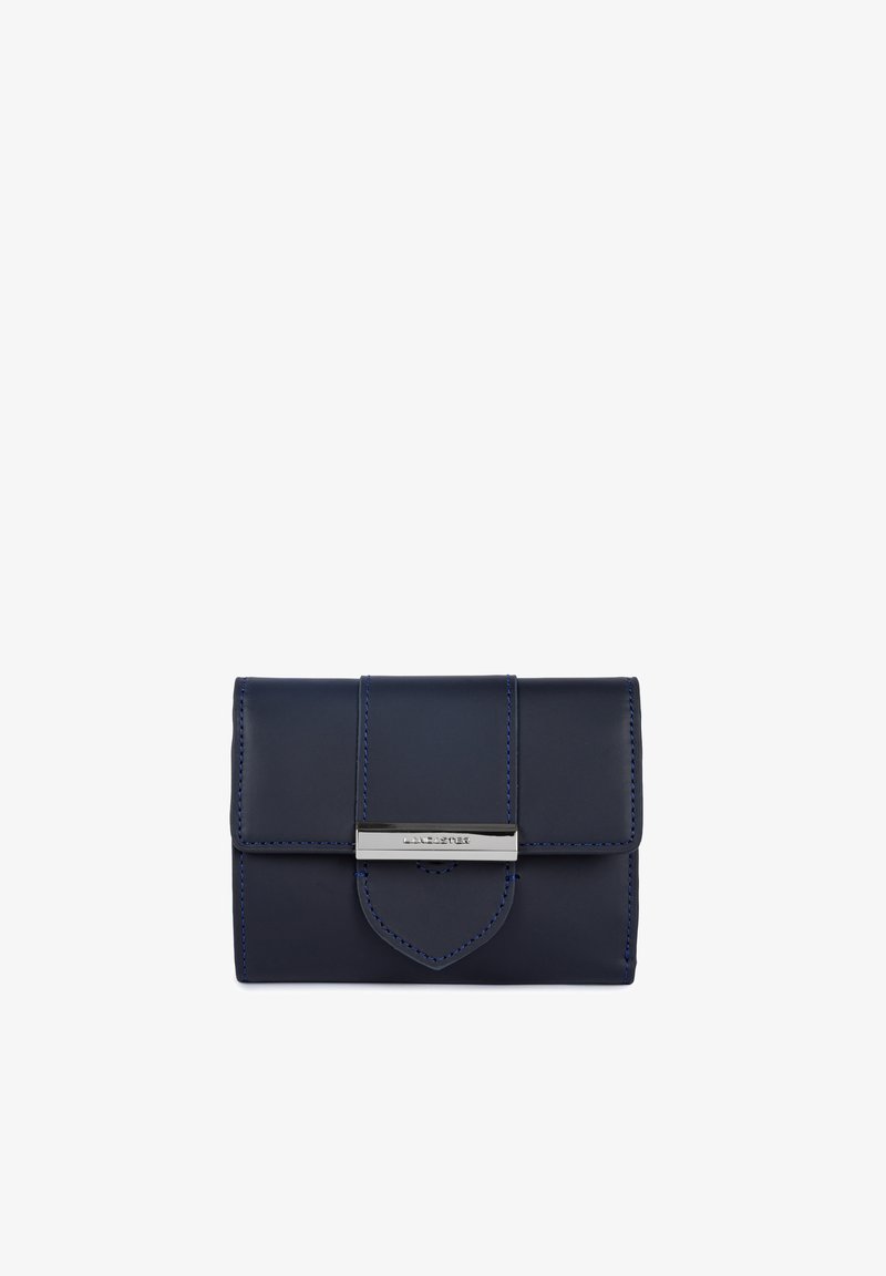 Portefeuille en cuir bleu marine avec fermeture à rabat et fermoir métallique rectangulaire argenté sur fond blanc.