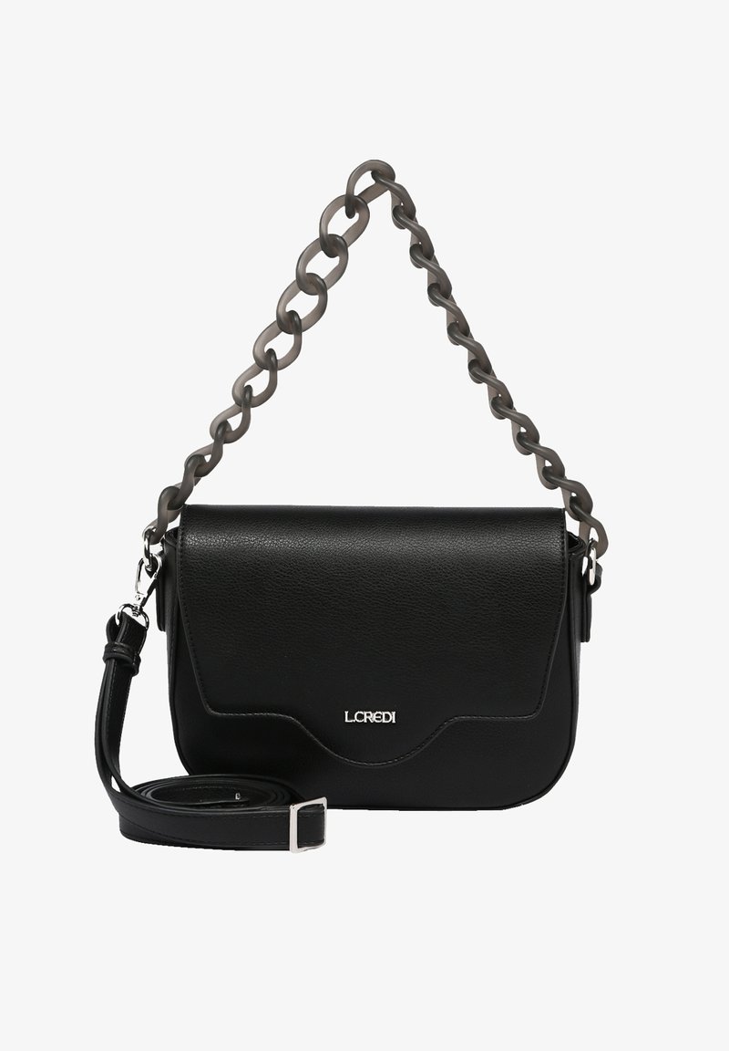 Zwarte leren crossbody tas met een kettingband en een verwijderbare leren schouderriem. Heeft een golfontwerp en een zilveren logo-detail aan de voorkant.