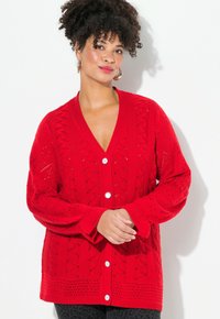 Rote strickjacke mit V-Ausschnitt, großer Knopfverschluss und komplexen Musterdetails. Lange, weite Ärmel verleihen Textur.