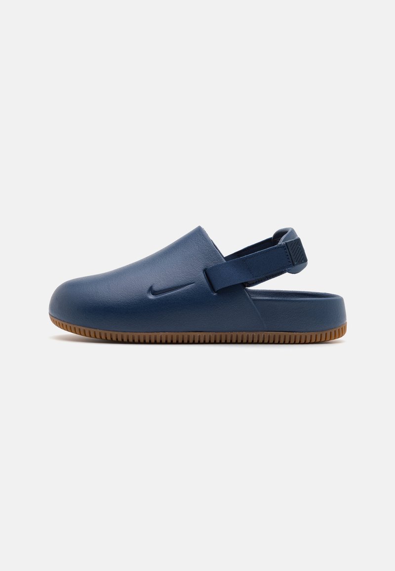 Nike Sportswear CALM MULE UNISEX - Mulas - navy/med brown