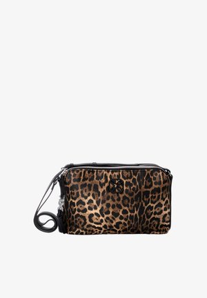 Clutch de estampado de leopardo con una cremallera negra, que cuenta con una correa de hombro desmontable y un exterior de pelo sintético texturizado.