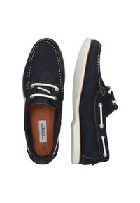 Marineblauwe suède boot schoenen met witte veters en stiksels. Heeft een witte rubberen zool en een bruin leren binnenzool, ontworpen voor casual gebruik.