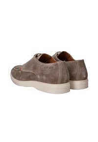 Grijze suède schoenen met een laag profiel, voorzien van een lichte rubberen zool en subtiele reliëfbranding op de hak.