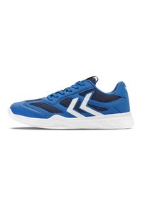 Zapatilla deportiva azul con acentos en blanco, que presenta una parte superior sintética suave, paneles de malla y una suela de goma texturizada. Diseño con cordones.