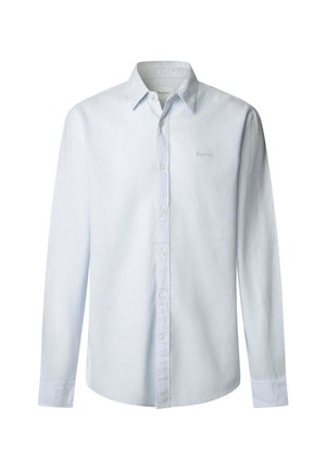 Chemise bleu clair à manches longues avec col et broderie de logo subtile sur le côté gauche de la poitrine.