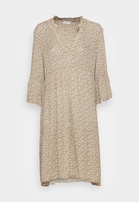 Robe florale en marron clair avec des fleurs blanches, dotée d'un col à volants et de manches évasées. Fabriquée en tissu léger, arrivée au genou.