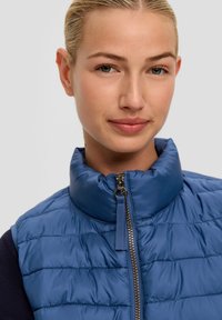 s.Oliver STEPP MIT REISSVERSCHLUSSTASCHEN - Weste - blau