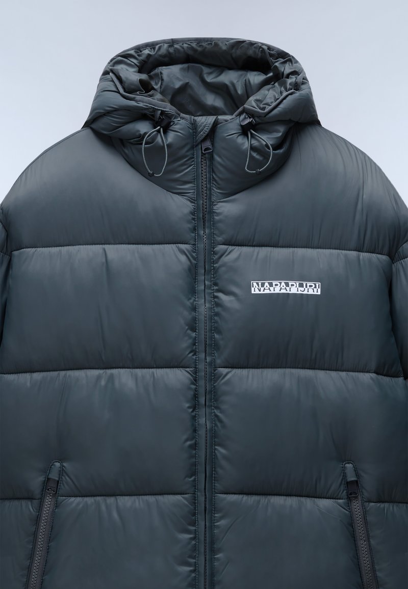 Gepolsterte Jacke in Dunkelgrau mit Reißverschluss vorne, verstellbare Kapuze und seitlichen Taschen. Mit kleinem Logo im linken Brustbereich.