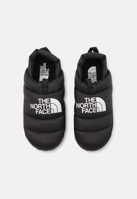 Pantofole imbottite nere con un'esterno lucido. Presentano un logo bianco ben visibile e un anello per facilitare l'indossamento. Fodera interna morbida per il comfort.