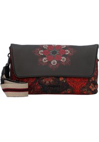 Sort læder clutch taske med et blomsterdesign i røde og blå nuancer, med en tekstureret stofoverflade og en justerbar stribet rem.