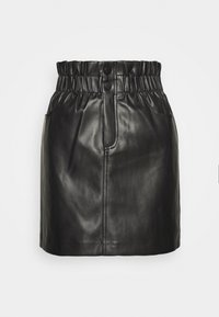 Musta nahkainen minihame, jossa on joustava vyötärö, kaksi etupainiketta ja sivutaskut; sileä pinta ja rakenteellinen siluetti.