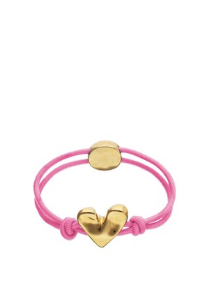 Pulsera de doble cordón rosa con un charm dorado en forma de corazón y un cierre ovalado dorado.