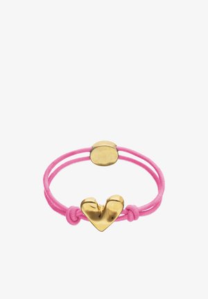Pulsera de doble cordón rosa con un charm dorado en forma de corazón y un cierre ovalado dorado.