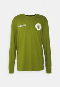 T-shirt verde a maniche lunghe realizzato in cotone. Presenta un logo bianco e il testo "BURTON" stampato sul davanti. Vestibilità regolare.