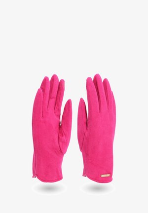 Un paio di guanti in suede rosa brillante, con un piccolo badge in metallo sul polso di un guanto, esposti con il palmo rivolto verso l'alto su uno sfondo bianco.