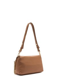 Bolso de mano de cuero marrón con un detalle de cadena, forma rectangular, textura suave, correa única con herrajes metálicos y detalle lateral dorado.