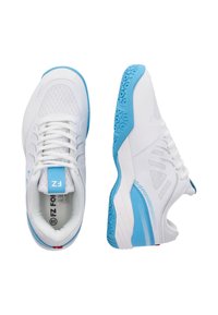 Valkoiset urheilujalkineet, joissa on vaaleansiniset yksityiskohdat, verkkopäällinen hengittävyyttä varten, teksturoitu pohja pidon takaamiseksi ja pehmustettu välipohja tukemiseen.