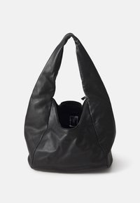 Svart lær hobo-veske med en myk, teksturert finish, som har et unikt buet håndtak og en åpning med glidelås.