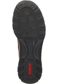 Semelle en caoutchouc noir avec des motifs de texture pour une meilleure adhérence. Présence d'un logo Rieker en rouge. Le design comprend différentes sections surélevées pour une traction optimale.