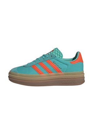 Lav platform Adidas Gazelle sneaker i turkis med koralstriber og hæl, beige mellemsål og tekstureret tunge.