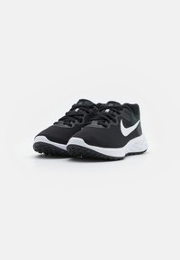 Crne atletske cipele s mrežastim gornjim dijelom, bijelim Nike swooshom, podstavljenim potplatom i teksturiranim crnim gumiranim potplatom. Imaju klasično vezanje.