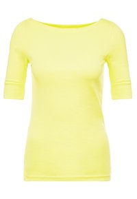 Gul, figursydd t-shirt med vid halsringning och ärmar som går till armbågen. Tillverkad av mjuk bomull med en slät textur. Enkel design, inga mönster.