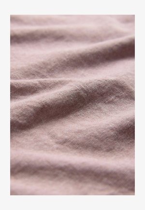 Svetloružová bavlnená tkanina s jemnou textúrou, s jemnými vráskami a konzistentným tkaným vzorom na povrchu.