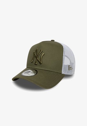 Oliwkowa czapka baseballowa z białą siateczkową tylną częścią, z haftowanym logo New York Yankees z przodu oraz zakrzywionym daszkiem.