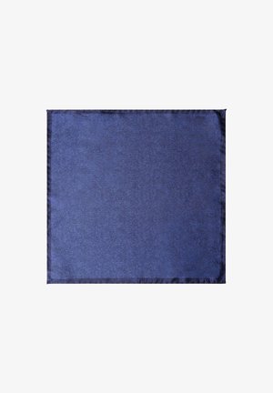 Blauw vierkant stoffen servet met een donkerder blauwe gestikte rand, plat gelegd op een witte achtergrond.