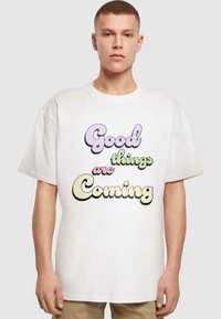 Merchcode GOOD THINGS HEAVY  - T-shirt imprimé - white